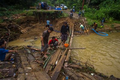 Jembatan Penghubung Antar Desa di Hantakan Ambruk, Ini Foto-fotonya