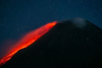 7 Kali Sejauh 2 Ribu Meter, Gunung Merapi Keluarkan Guguran Lava Pijar, Status Siaga!