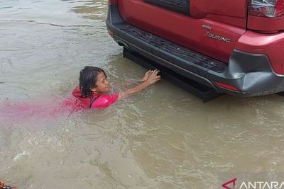 Banjir Setinggi 60 CM, Anak-anak Manfaatkan Genangan Air di Pluit Jadi Tempat Bermain