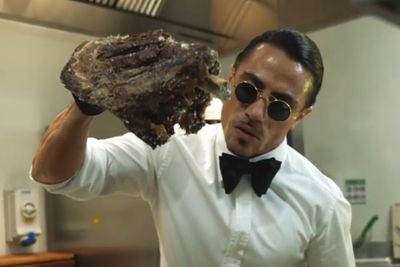 Tinggalkan London, Salt Bae yang Jual Steak Berlapis Emas akan Buka Restoran di Saudi