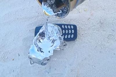 Dikenal Kokoh, Nokia 3310 Legendaris Akhirnya Bisa Dihancurkan dengan Air Timah