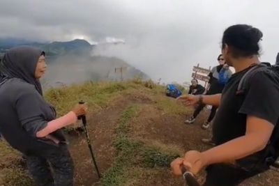Viral Pria Bawa Ibunya Mendaki Gunung Bismo di Wonosobo, Bikin Netizen Takjub