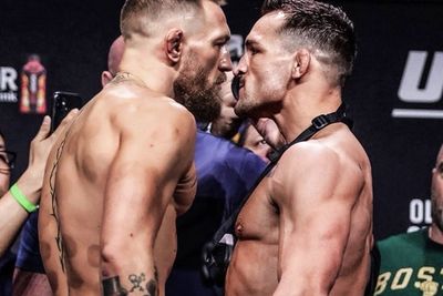 Wajah Masih Babak Belur Penuh Darah, Michael Chandler Tantang Conor McGregor Tarung!