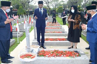 Hari Pahlawan, Presiden Jokowi Tabur Bunga di Makam Tokoh Nasional dan Pahlawan Tanpa Nama