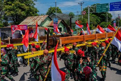 Kirab Senjata Tradisional Guma Raksasa, Berikut Foto-fotonya