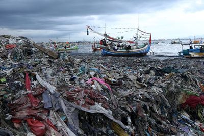 Pantai Muncar Banyuwangi Berubah Menjadi Lautan Sampah, Ini Foto-fotonya