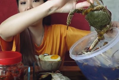 Mencicipi Kepiting Mentah Ala Korea yang Viral, YouTuber Ini Ungkap Rasanya