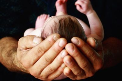 Pasangan Suami Alami Trauma Setelah Klinik Kesuburan Menukar Bayinya dengan Bayi Lain