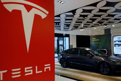 Saham Tesla Turun hingga 12% di Tengah Berita Negatif Elon Musk