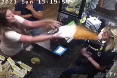 Marah Sup Terlalu Panas, Pelanggan Lempar Sup Panas ke Wajah Kasir Restoran, Terekam CCTV