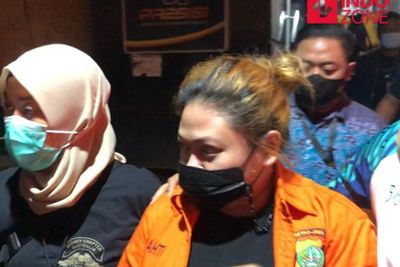 Anak Nia Daniaty Langsung Pakai Baju Tahanan