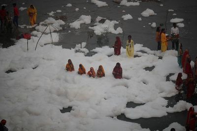 Umat Hindu India Rayakan Festival Keagamaan di Sungai yang Tercemar