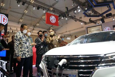 Sebagai Penggemar Setia, Airlangga Hartarto Terkesima Melihat Inovasi MG di GIIAS 2021