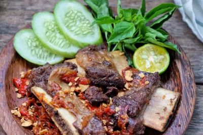 Enaknya Iga Sapi Bakar Geprek Sambal, Coba Bikin di Rumah Yuk Guys