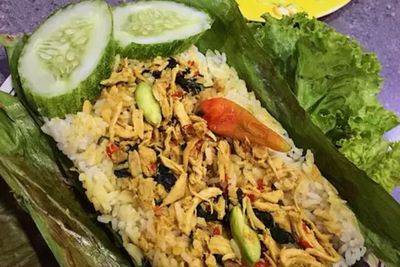 Begini Cara Membuat Nasi Bakar Ayam Suwir Kemangi
