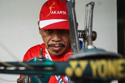 Jasa Perbaikan Raket Tenis Gratis di Peparnas Papua, Ini Foto-fotonya