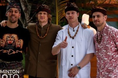 Potret Ganteng 4 Pebulutangkis Denmark Pakai Pakaian Adat Bali Curi Perhatian
