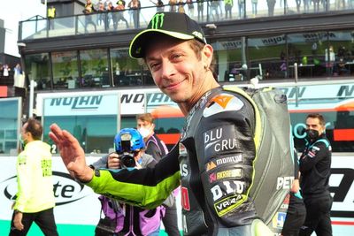 Valentino Rossi Rela Membayar Jika Diberikan Podium oleh Rival di MotoGP Valencia