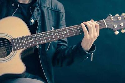 Malam Mingguan? Nyanyikan 4 Lagu Cinta Internasional Terbaik Ini untuk Pasangan Kamu!