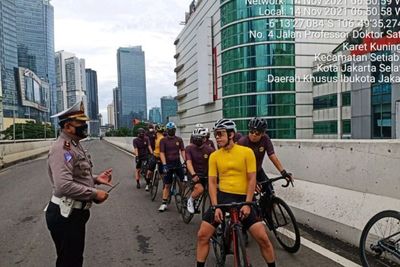Rombongan Pesepeda ini Ditegur Polisi Gegara Lintasi JLNT Kasablanka