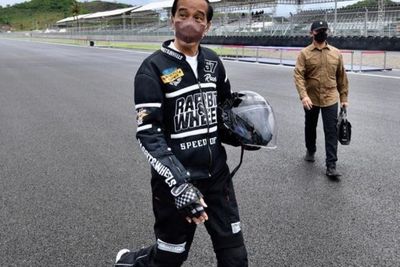 Jajal Sirkuit Mandalika, Jokowi Pakai Outfit Dalam Negeri, Mulai dari Jaket sampai Helm
