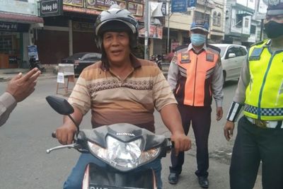 Kedapatan Tak Pakai Masker, Warga Tebingtinggi Disanksi Menyanyikan Lagu Perjuangan