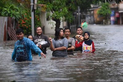 Pesan Anies Untuk Warga di Tengah Banjir: Siapkan Hal-hal Kecil