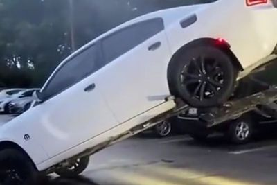 Pengemudi Dodge Charger Ini Coba Hentikan Mobilnya Saat Diderek oleh Truk!