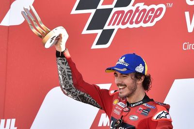 Bagnaia Dedikasikan Kemenangan di MotoGP Valencia untuk Rossi