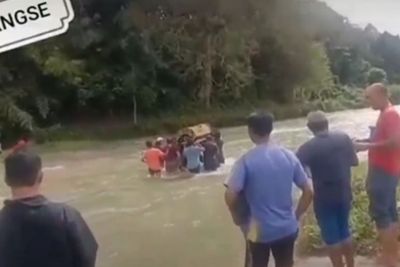 Viral Warga Aceh Gotong Jenazah Terjang Arus Sungai ke Pemakaman, Karena Tak Ada Jembatan