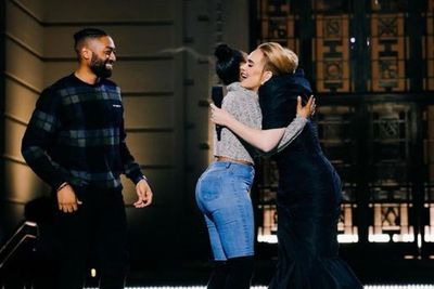 So Sweet! Adele Bantu Pria Lamar Kekasih di Konsernya, Nyanyikan Make You Feel My Love