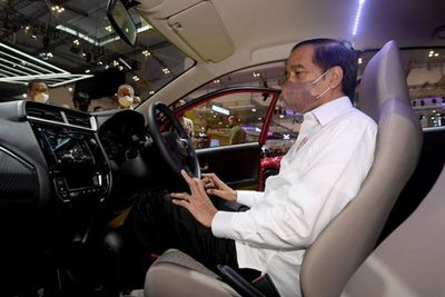 Jokowi Sebut Pajak Kendaraan Mewah Bisa Jadi Relaksasi Industri Otomotif di Tengah Pandemi