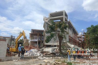 Gedung SMAN 96 Jakbar Roboh, Ada Pekerja yang Alami Patah Kaki
