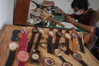 Kerajinan Jam Tangan Kayu dari Limbah Papan Skateboard, Ini Foto-fotonya