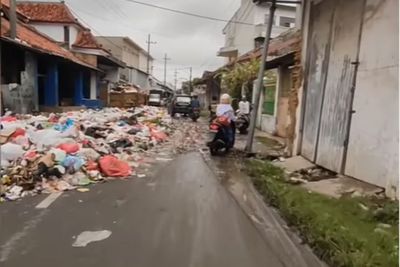Waduh! Jalanan di Bangkalan Madura ini Penuh Tumpukan Sampah Hingga Sulit Dilewati Warga