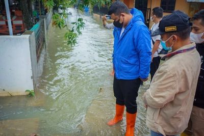 Gerak Cepat Atasi Banjir di Amplas, Bobby Nasution Pantau Langsung Pembuatan Bak Kontrol