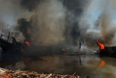 Kapal Nelayan di Pelabuhan Tegal Terbakar, Berikut Foto-fotonya