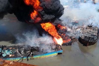 Pemadaman Kebakaran Kapal Nelayan di Pelabuhan Tegal, Berikut Foto-fotonya