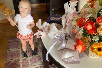 Aksi Vega Putri Kecil Viktor Axelsen Pakai Kebaya Bikin Netizen Gemas