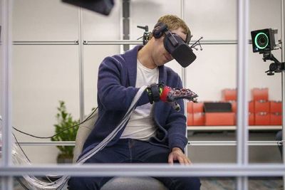 Mark Zuckerberg Pamer Sarung Tangan Canggih yang Bisa Rasakan Objek Virtual!