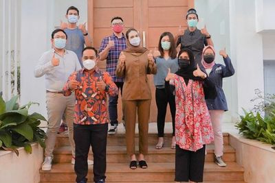 Intip Luna Maya Pakai Seragam PNS Lakoni Tugas Bu RT, Netizen Tanya: Pak RT-nya Siapa?