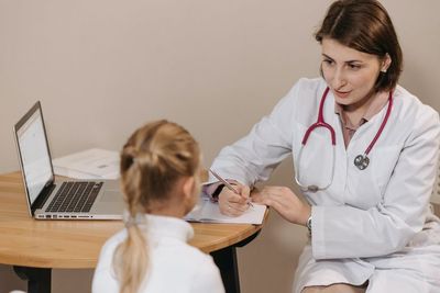 Ternyata Ini Alasan Tulisan Resep Dokter Sulit Dibaca