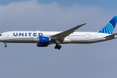 United Airlines Kembali Hadirkan Penjualan Alkohol di Pesawat, Tuai Kritikan