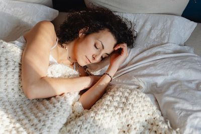 Jika Asam Lambung Naik, Segera Ubah Posisi Tidur Seperti Ini