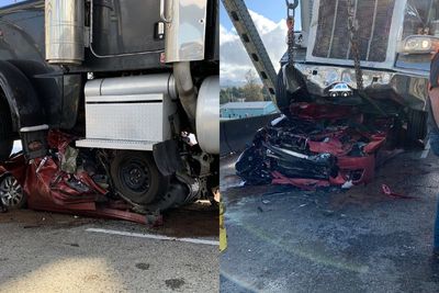 Kecelakaan Teraneh, Mobil Sudah Ringsek Ditimpa Truk Tapi Pengemudinya Tidak Apa-apa!