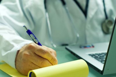 Tulisan Resep Dokter Susah Dibaca? Ini Alasannya