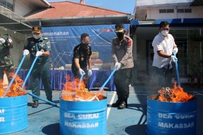 Bea Cukai Makassar Musnahkan Jutaan Batang Rokok Ilegal