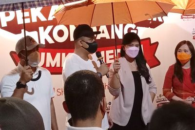 Kunjungi Pekan Kuliner, Ini Momen Manis saat Kahiyang Payungi Bobby yang Dilanda Gerimis