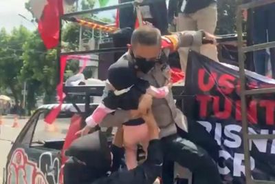 Viral Aksi Kapolsek Tolong Balita Saat Demo Usut Bisnis PCR di KPK, Ipar Pasha Ungu
