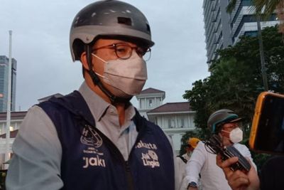 UMP DKI 2022 Belum Diumumkan, Anies Asik Bersepeda